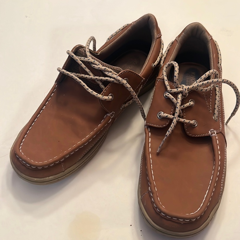 Khombu Men’s Brown boat shoes size 8 - great condition